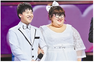 Screenshot shows Liu Ru and his wife Chang Qinghua. Liu is deliberately putting on weight to become a better match for Chang, who was more than twice his weight when they got married in May. (Sohu.com/Screenshot/Epoch Times)