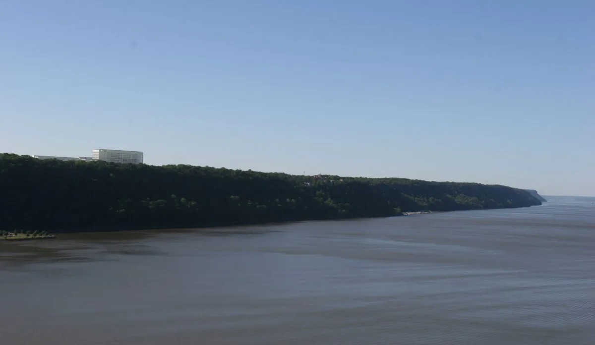 Simulated view of the new LG Electronics USA headquarters in Englewood Cliffs, N.J., from the George Washington Bridge. (Technical rendering by Saratoga Associates, Courtesy of Protect the Palisades)
