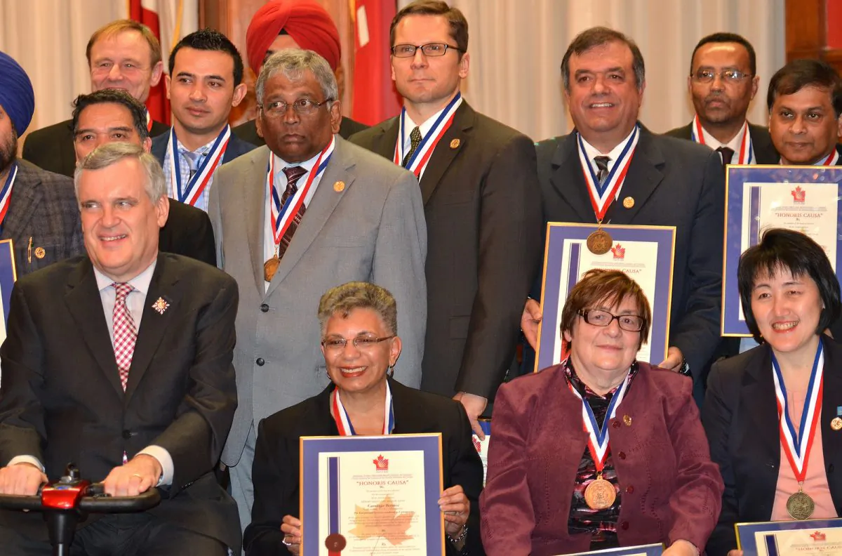 Epoch Times publisher Cindy Gu (far right) poses with Ontario Lieutenant-Governor David C. Onley (far left) and other award recipients at the 2013 National Ethnic Press and Media Council of Canada awards ceremony on Nov. 15. (Epoch Times)