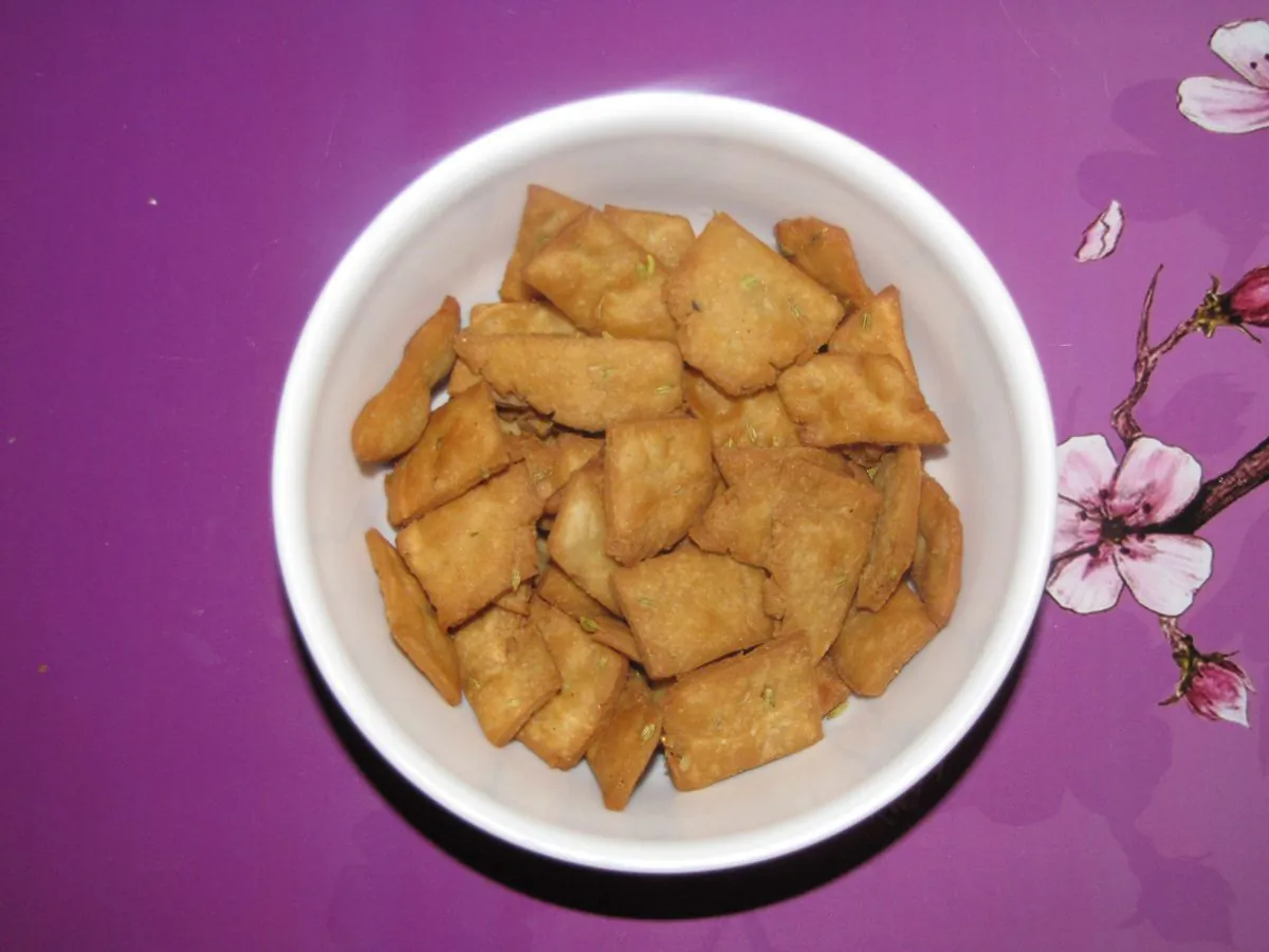 Shakar Palla (Sweet Fried Dough) can be served with hot Indian tea or coffee. (Epoch Times)