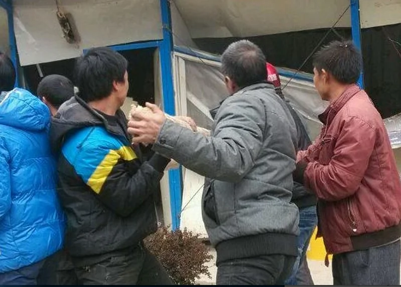 Four villagers use wooden poles to smash the office building of the Nanshan Power Plant near the Weijiang River in Guilin City in southern China's Guangxi Province, on Nov. 18, 2013. (tieba.baidu.com)