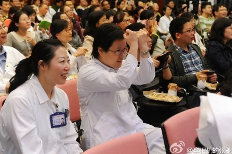 A large number of doctors and staff attend a training session in self-defense skills at the Zhongshan Hospital in Shanghai on Nov. 5. Two hospitals in Shanghai hosted training sessions for self-defense skills, a response to incidents of patient violence. (Weibo.com)