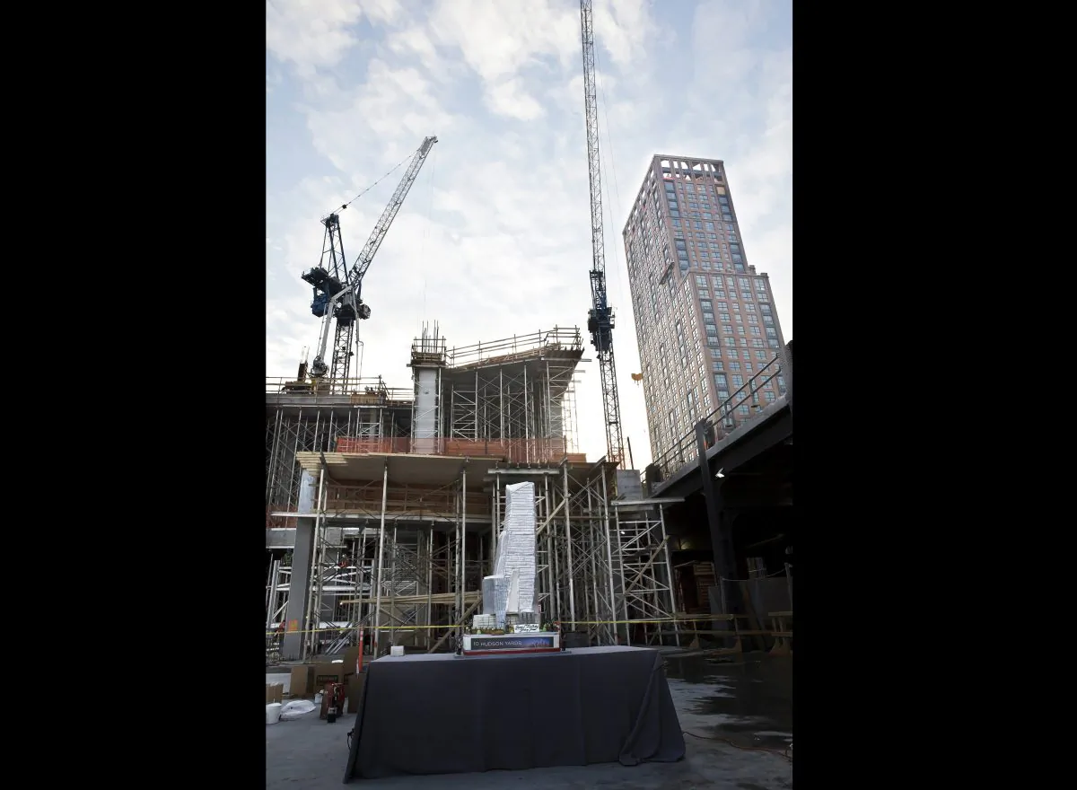 Hudson Yards tenant Fairway Market creates a 5-foot cake in the shape of 10 Hudson Yards to celebrate the first anniversary of the development's groundbreaking. (Courtesy of Related Co.)