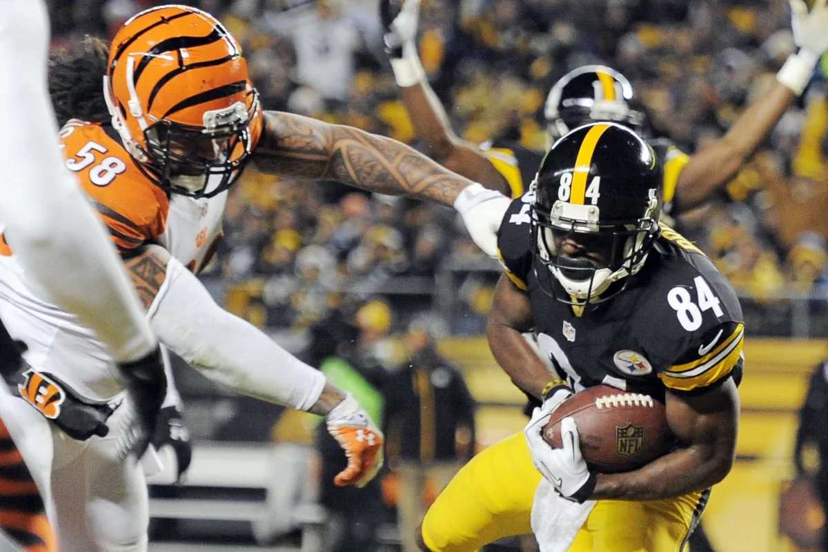 Steelers Antonio Brown, right, makes a touchdown catch past Cincinnati Bengals  (AP Photo/Don Wright)