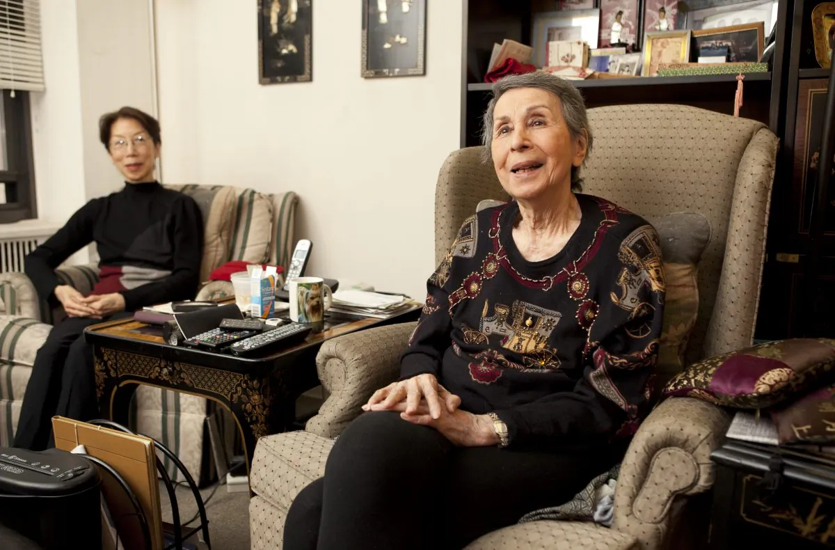 Leslie Li (L) and Jenée Kim Loo Li (R) in Jenée's apartment in Midtown Manhattan on Dec. 10. (Samira Bouaou/Epoch Times)