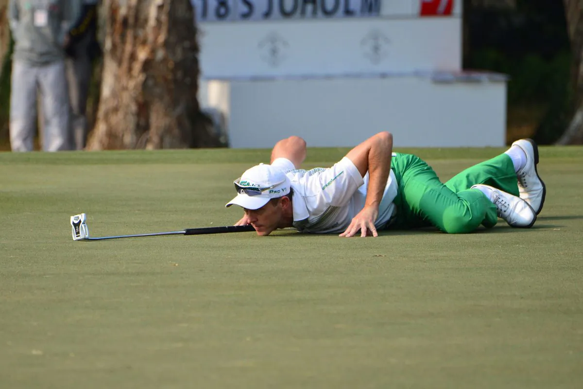 Getting down to business....Stuart Manley of Wales, lines up a put on the 10th Green at Fanling Golf Course on Saturday Dec 7 on his way to leading the Hong Kong Golf Open after the third round. (Bill Cox/Epoch Times)