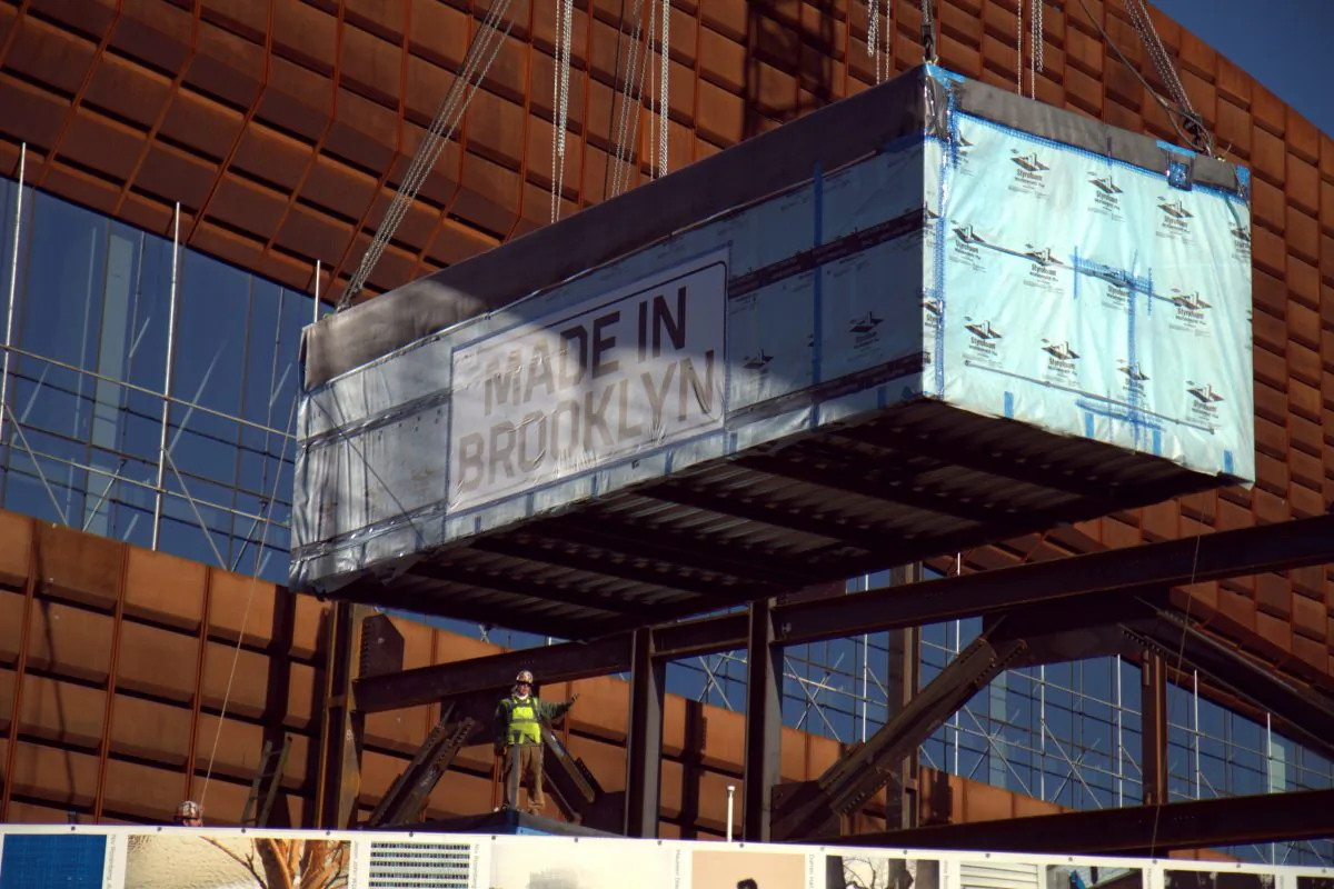 The first module being lowered in place for B2, the first residential tower in the Atlantic Yards project, Dec. 12. (Catherine Yang/Epoch Times)
