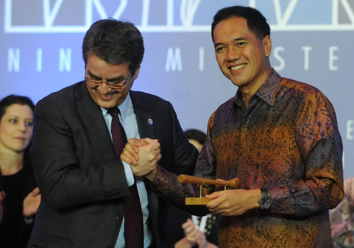 Indonesia's Trade Minister Gita Wirjawan (R) shakes hands with WTO Director-General Roberto Azevêdo (L) after the final agreement before the closing ceremony of the WTO conference on Bali on Dec. 7, 2013. (Sonny Tumbelaka/AFP/Getty Images)