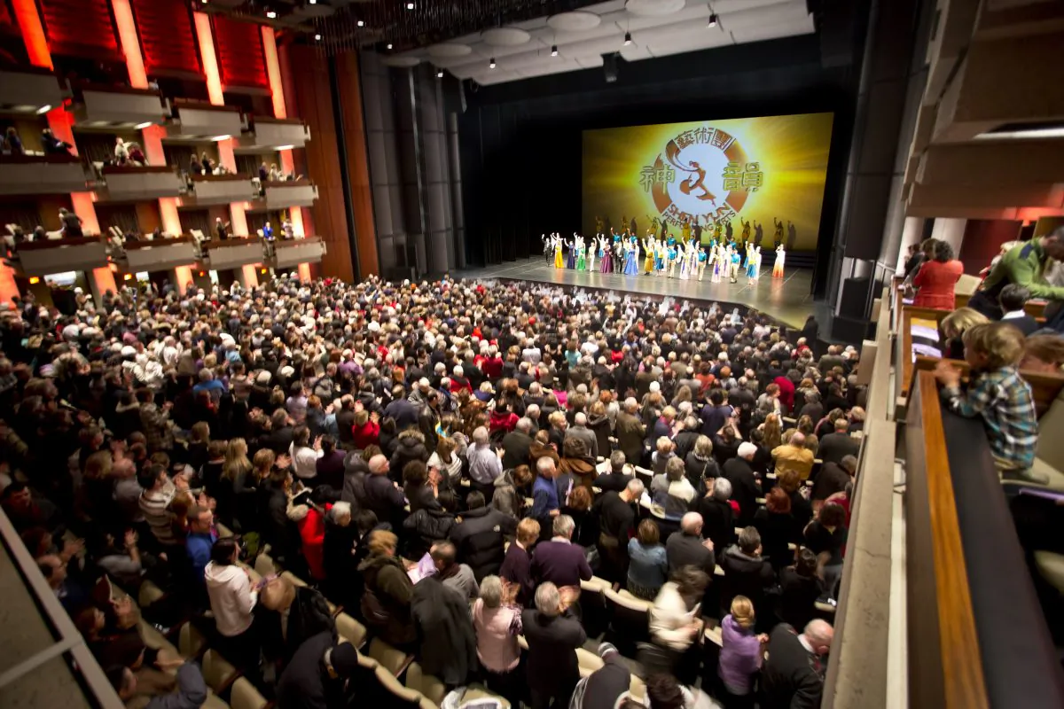 Shen Yun performers wave goodbye to the audience at the close of the classical Chinese dance company’s Tuesday sold-out show on Jan. 8, 2013, at the Grand Théâtre de Québec in Quebec City. (Evan Ning/Epoch Times)