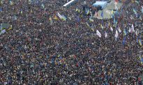 Massive Ukraine Protest Joined by Senators McCain, Murphy