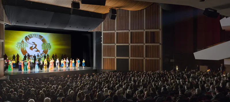 The cast of Shen Yun Performing Arts bids farewell to the audience at Hamilton Place Theatre at the end of its performance on Jan. 12, 2014, upon the completion of a successful two-day, three-show run in the city. (Epoch Times) 
