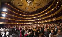 Jewelers Compliment Shen Yun’s Precision