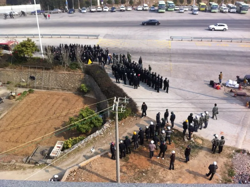 Local villagers confront with armed police on Jan 18. (Weibo.com)