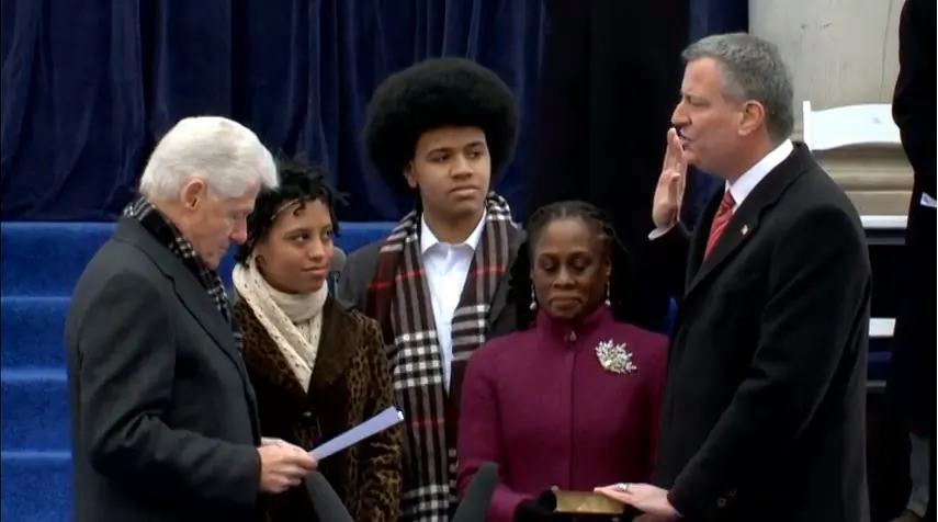 Bill de Blasio (R) takes the oath of office at New York City Hall, administered by President Bill Clinton (L), on Jan.1, 2014. (Live feed still/NYC.gov)
