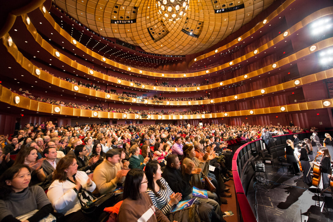 The curtain call for Shen Yun Performing Arts at the David H. Koch Theater at Lincoln Center in Manhattan on Jan 11, 2015. (Larry Dai/Epoch Times)