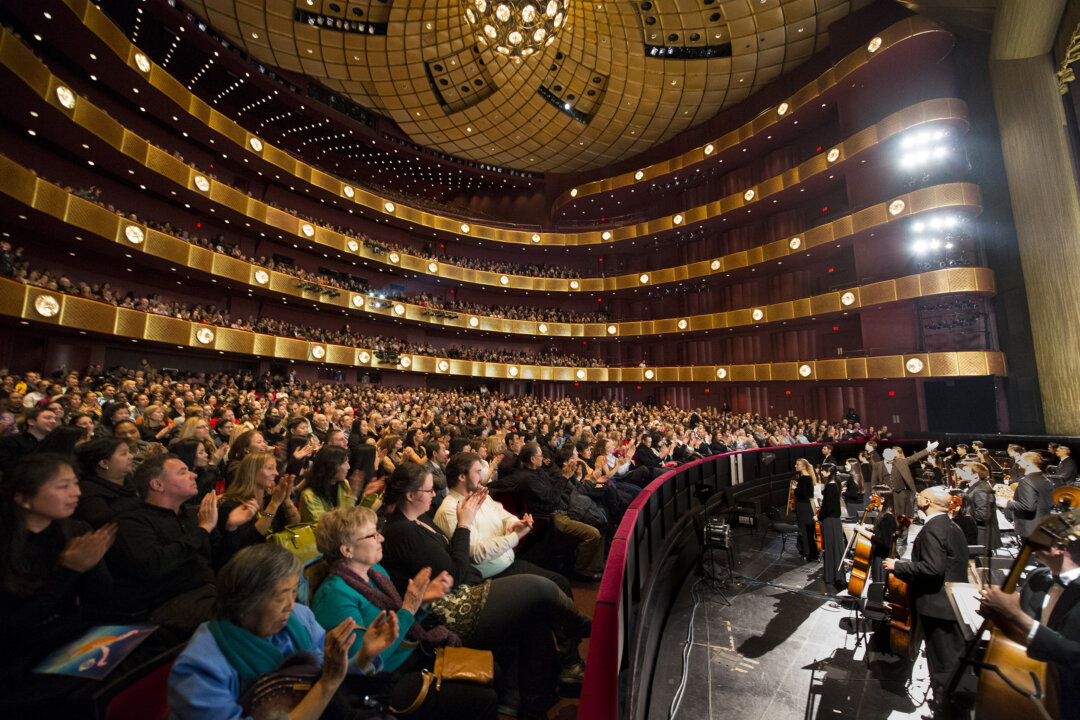 Audience members applaud at Shen Yun Performing Arts' curtain call at Lincoln Center in New York, on Saturday, Jan. 18, 2014. (Dai Bing/Epoch Times)
