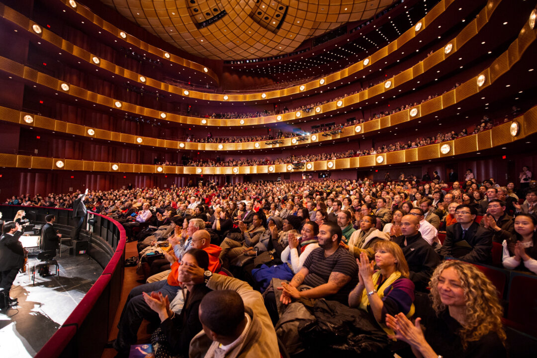 The audience applauds at Shen Yun at the David H. Koch Theater at Lincoln Center Jan. 10, 2014. (Dai Bing/Epoch Times)
