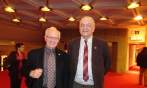 Renowned Physicists Celebrate Longtime Friendship at Shen Yun