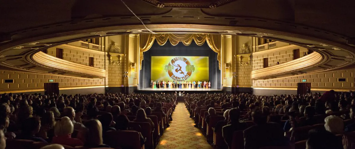Shen Yun Performing Arts' curtain call at the War Memorial Opera House, on Jan. 4. (Rachel Tso/Epoch Times) 