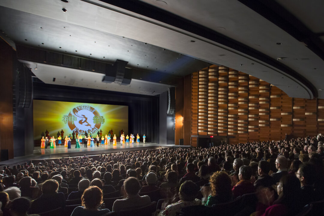 The cast of Shen Yun Performing Arts bids farewell to the audience at the Sony Centre at the close of the company’s final performance in Toronto on Sunday afternoon, Jan. 26, 2014. (NTD Television) 