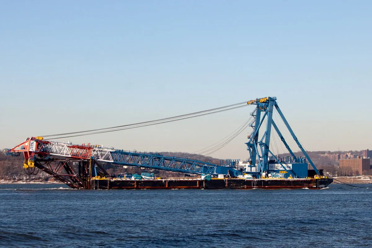 The I Lift NY Super Crane closing in on the New York Harbor from the Lower Bay, New York, Jan 30, 2014. (Petr Svab/Epoch Times)