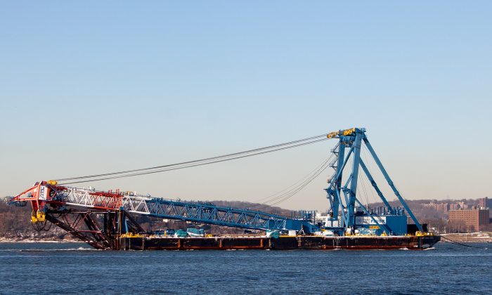  I Lift NY Super Crane closing in on the New York Harbor from the Lower Bay, New York, Jan 30, 2014. (Petr Svab/ Pezou)