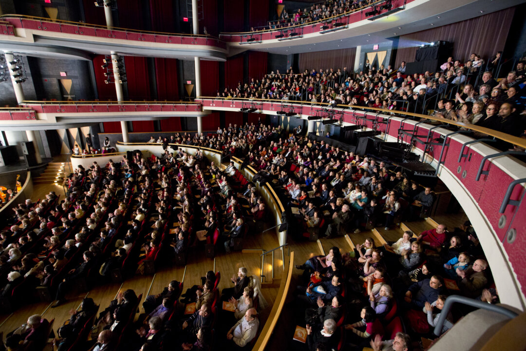 The cast of Shen Yun Performing Arts takes a curtain call following its performance at The Living Arts Centre in Mississauga on the afternoon of Jan. 18, 2014. (Evan Ning/Epoch Times)