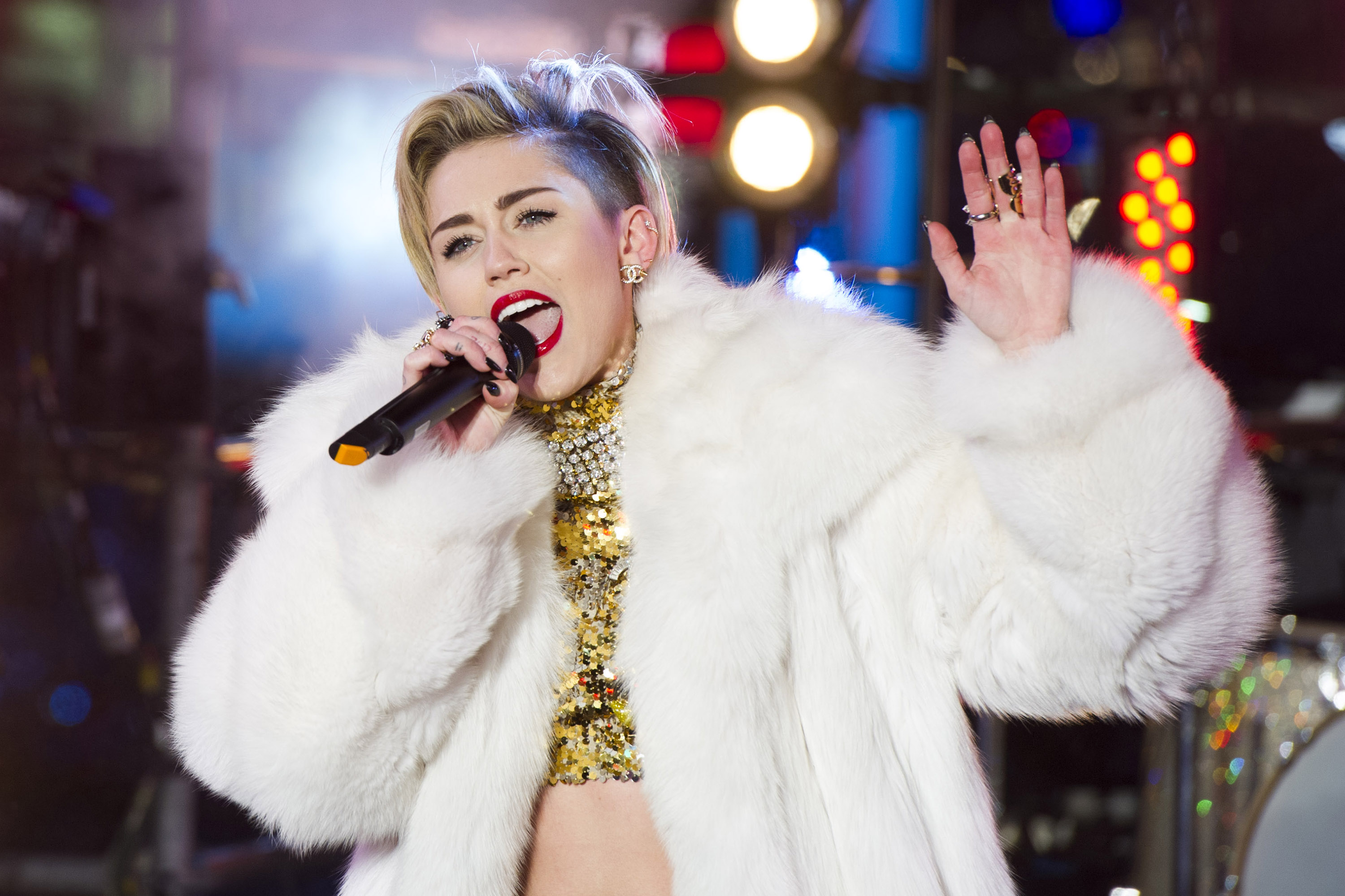 Miley Cyrus Leaked Porn - Miley Cyrus 'Sex Tape Leaked' : False Rumors Spread Via Social Media