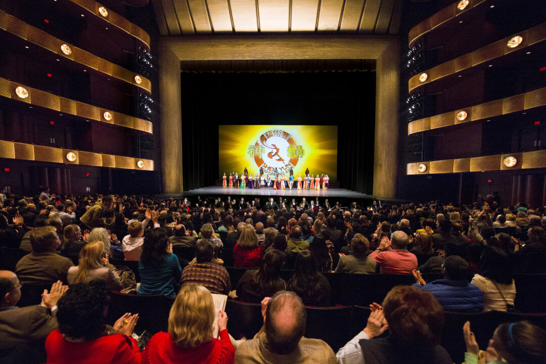 The audience at a performance of Shen Yun Performing Arts at Lincoln Center’s David H. Koch Theater in New York on Jan. 12, 2014. (Dai Bing/Epoch Times)