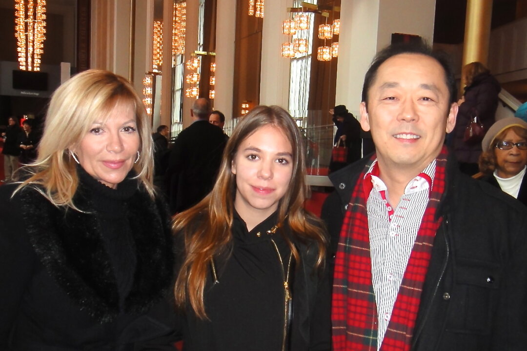 Alexia Prat (L) and Justin Won (R) share their experience of watching Shen Yun Performing Arts at the Kennedy Center Opera House, on Jan. 25, 2014. (Elizabeth Zhang/Epoch Times) 