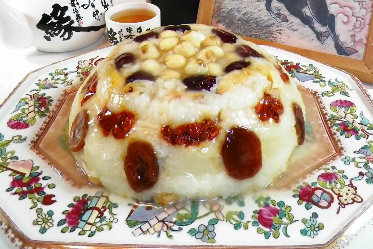 This is the result of a Westerner’s attempt at the traditional Chinese dish Ba Bao Fan, or 8-Treasure Rice Pudding, used to celebrate Chinese New Year and other auspicious occasions. Year of the Horse art by Jane Ku.
Credit: Tanya Harrison/Epoch Times