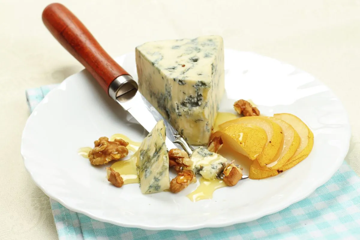 Blue cheese with pears and walnuts. ( AD077 /Photos.com) 
