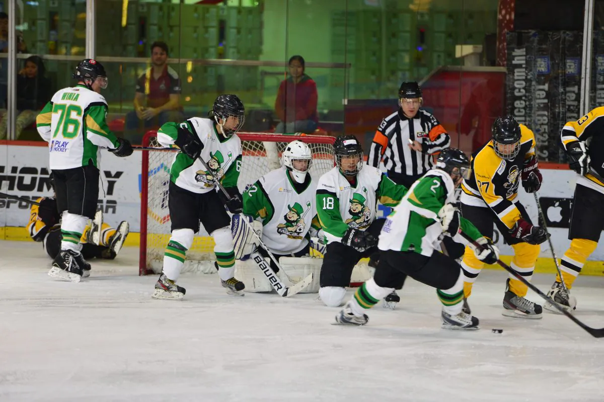 Macau Aces get back in numbers to stop this attack by the Hong Kong Tycoons in their CIHL match at Mega Ice on Saturday Jan 4, 2014. (Bill Cox/Epoch Times)