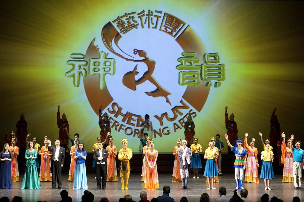 The cast of Shen Yun Performing Arts says goodbye to the audience of its Friday night show at the National Arts Centre, Jan. 3, 2014. (Evan Ning/Epoch Times)