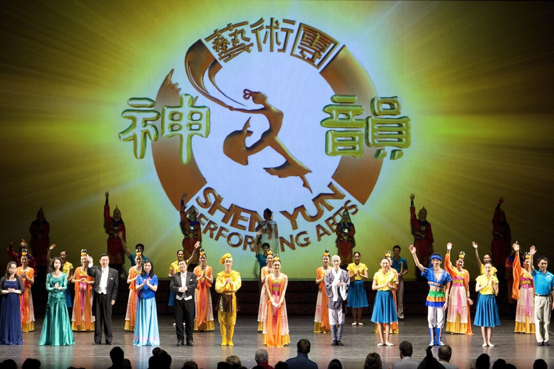 The cast of Shen Yun Performing Arts says goodbye to the audience of its Friday night show at the National Arts Centre, Jan. 3, 2014. (Evan Ning/Epoch Times) 