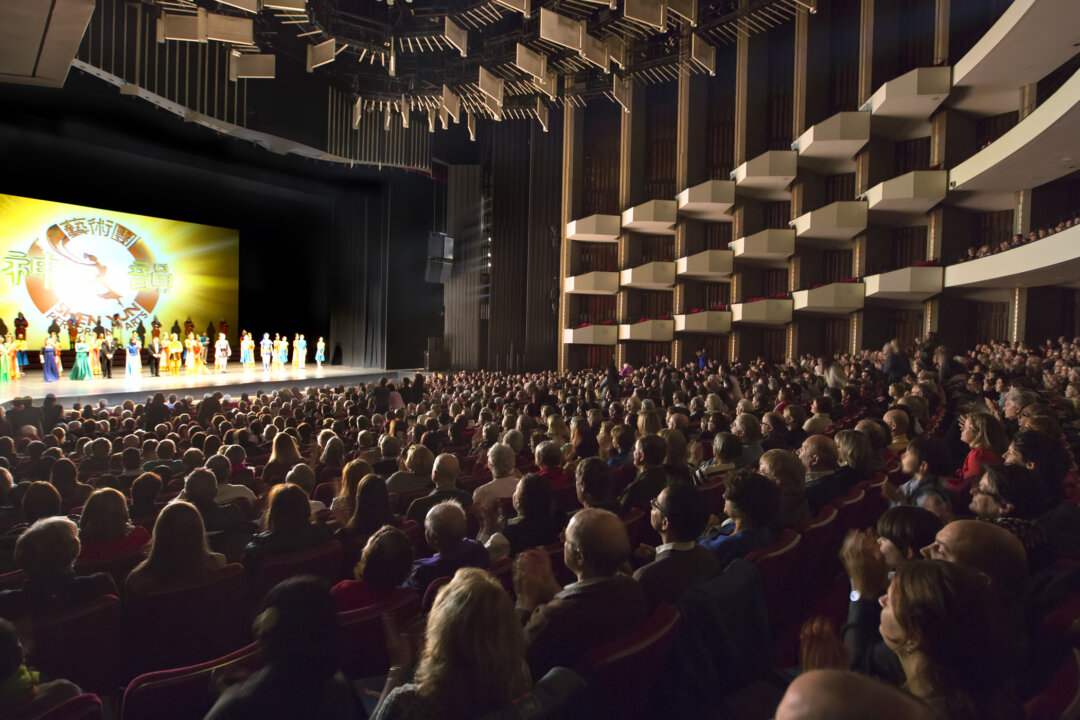 The full house audience of Shen Yun's Saturday matinee applauds the performance at the National Arts Centre after the show. (Evan Ning/Epoch Times)