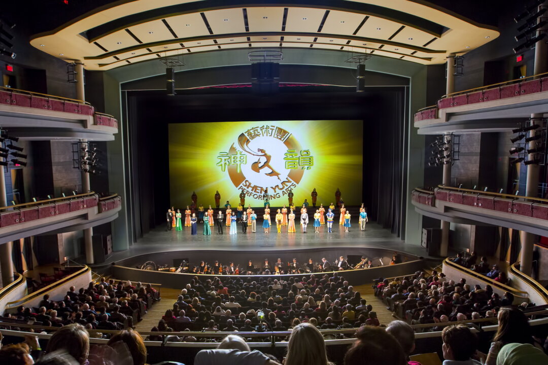 The audience applauds after Shen Yun Performing Arts’ sold-out opening-night performance at the Living Arts Centre in Mississauga on Jan. 16, 2014. (Evan Ning/Epoch Times)