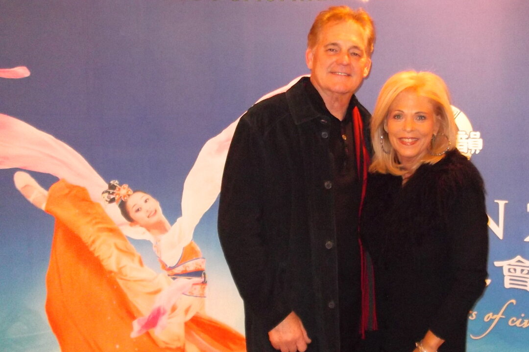 Hugh Adams and Jan Darnell enjoy Shen Yun Performing Arts at Fort Worth's Bass Performance Hall, on Jan. 6. (John Chang/Epoch Times)