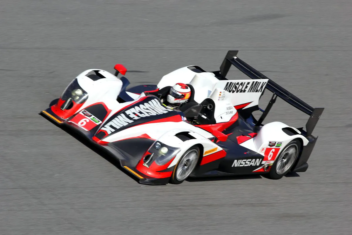 The Muscle Milk Oreca-Nissan negotiates the banking at Daytona International Speedway during the final session of the TUSCC Roar Before the Rolex 24. (Chris Jasurek/Epoch Times)