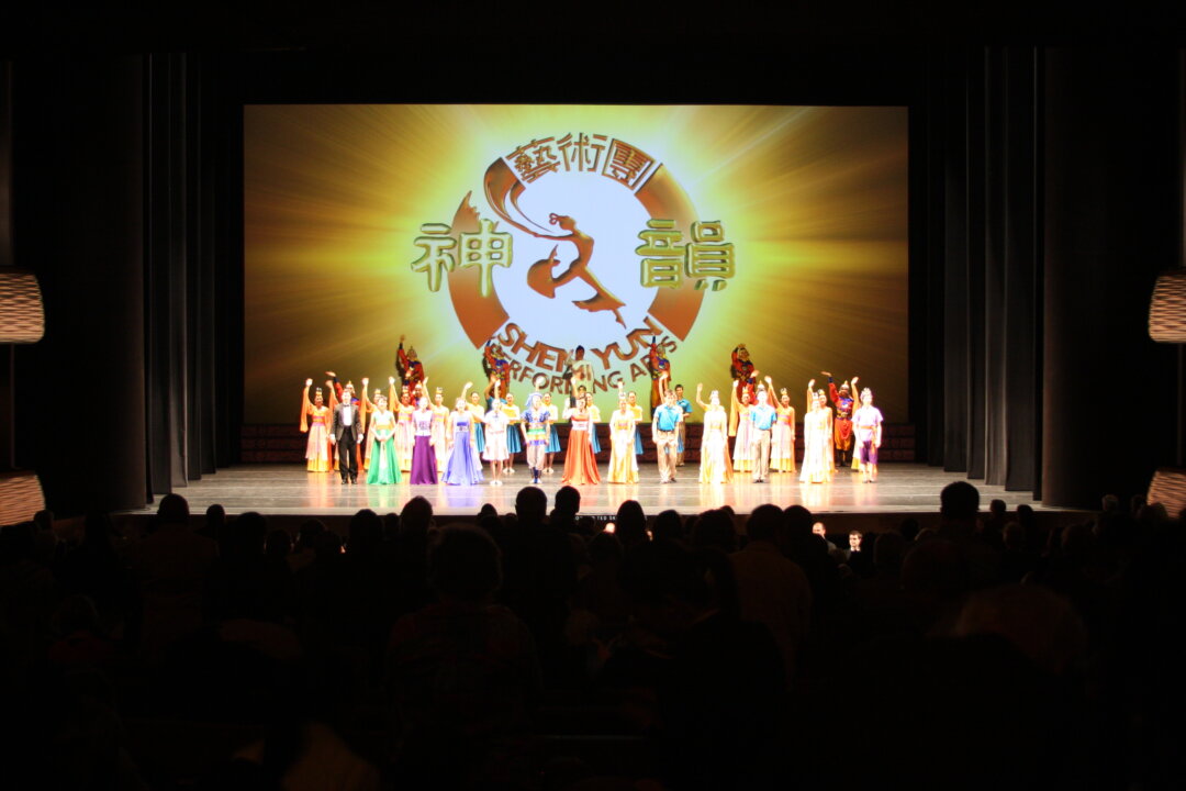 Shen Yun Performing Arts curtain call at the Bass Performance Hall, Jan. 5. (Rich Rangel/Epoch Times)