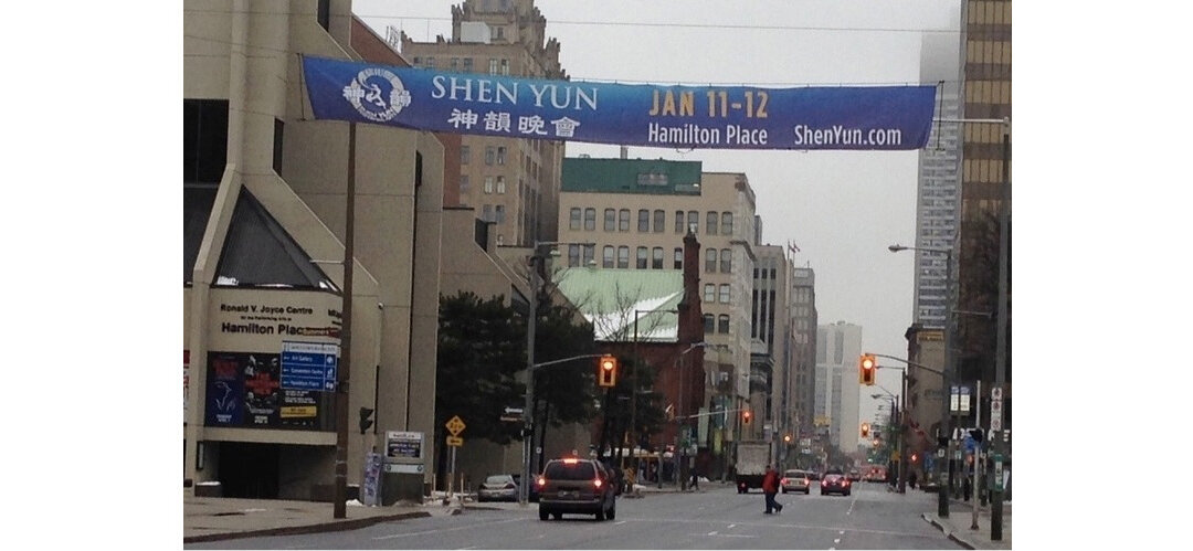 A giant banner at Hamilton Place Theatre in downtown Hamilton welcomes theatregoers to attend the opening show of Shen Yun Performing Arts. (Epoch Times)