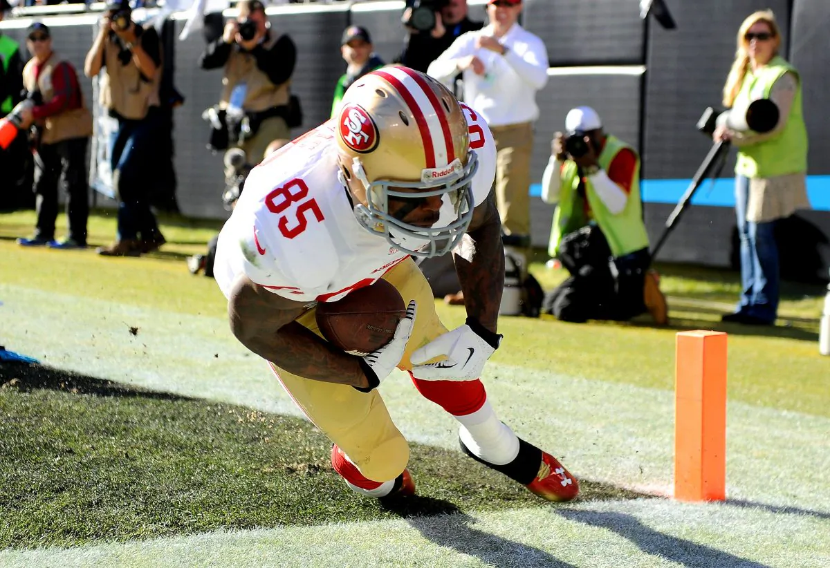Vernon Davis #85 of the San Francisco 49ers catches the go-ahead touchdown in the second quarter against the Carolina Panthers during the NFC Divisional Playoff Game at Bank of America Stadium on January 12, 2014 in Charlotte, North Carolina. (Grant Halverson/Getty Images)