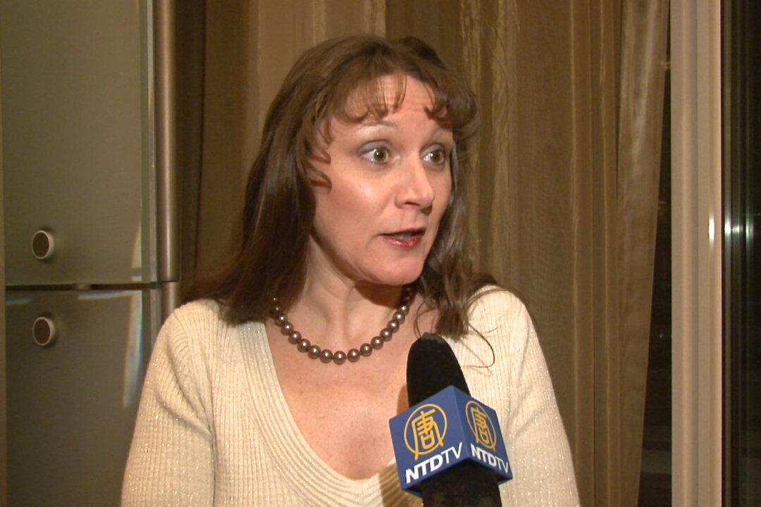 Ms. Jennifer Brezovic found the digital projection great when attending Shen Yun Performing Arts at Washington's Kennedy Center Opera House, Jan. 25. (Courtesy of NTD Television)