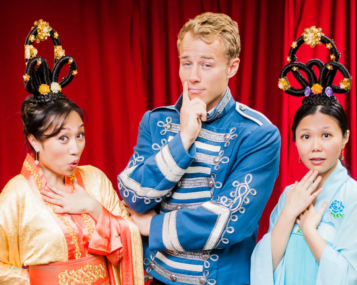 Tenor Adam Fisher in the role of the Viennese captain Gustl, accompanied by sopranos Cindy Zhang (L) and Vania Chan who share the role of the Chinese Princess Mi. (Emily Ding)