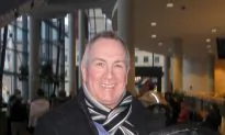 Internet Businessman Likes Shen Yun Digital Backdrops