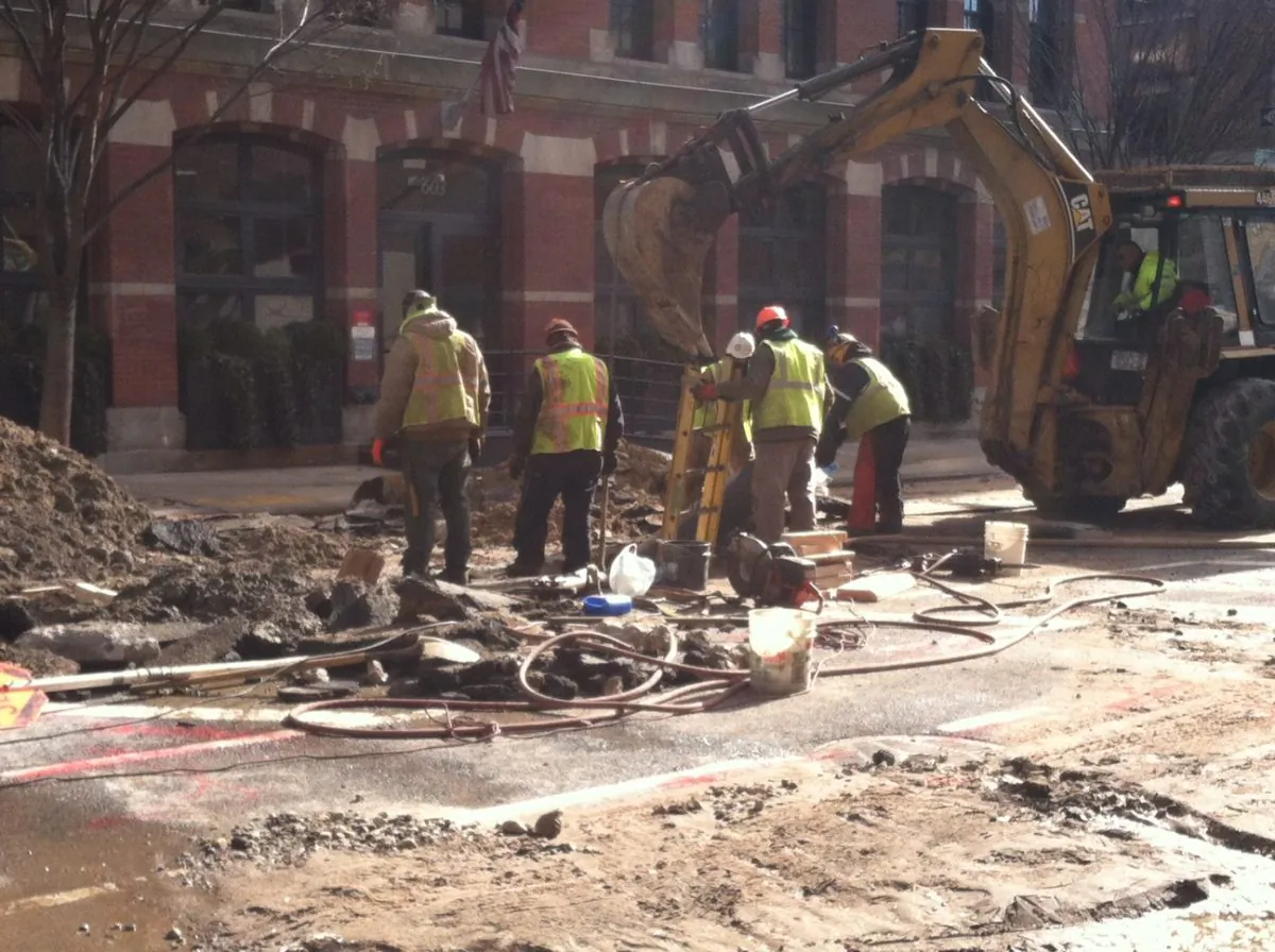 New York crews repair the water main break at Greenwich St., Jan. 28 (Genevieve Belmaker/Epoch Times)