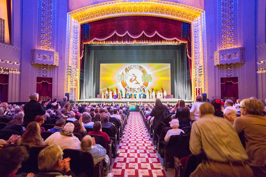 Shen Yun Performing Arts New York Company's curtain call at the Peabody Opera House, in St. Louis. (Epoch Times)