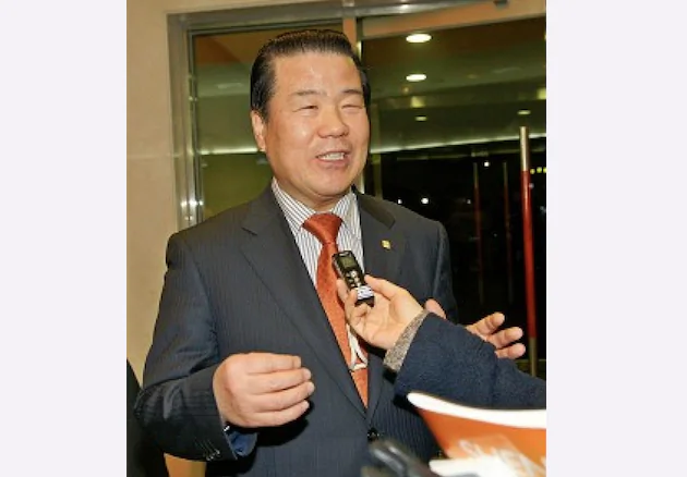 Mr. Kim Hoon Dong, chairman of Suwon Arts & Culture United Society Chairman, praises Shen Yun Performing Arts. (Quan Yu/Epoch Times)