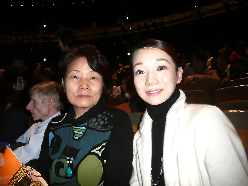 Kumiko Miyaura and her mother enjoy Shen Yun Performing Arts at Tokyo's New National Theatre Playhouse. (Wu Lili/Epoch Times)