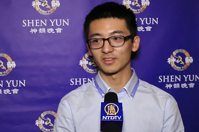 Rui Ke, a Chinese student who came to America less than half a year ago, and his Chinese classmates brave the bitter cold and drive over ninety miles to come and see Shen Yun. Shen Yun’s performance amazed him. (Courtesy of NTD Television) 